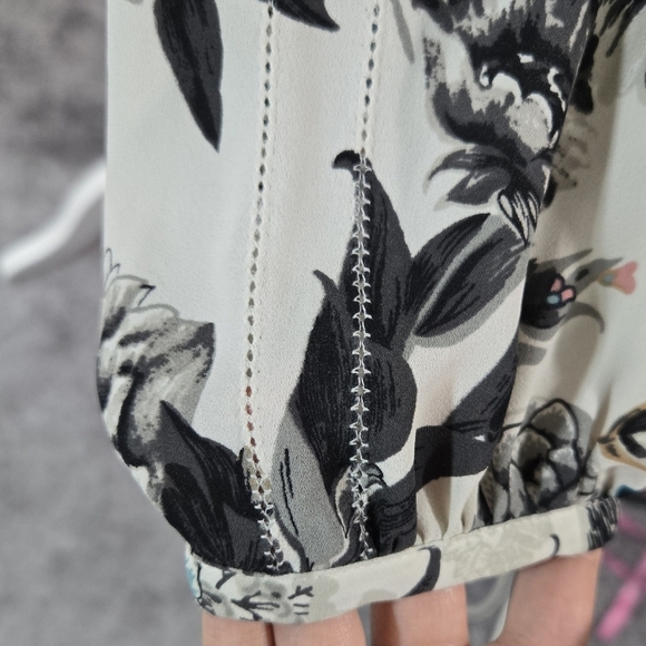 White House Black Market Cream Floral Ruffle Collar Surplice Neck Hi Lo Blouse - Picture 6 of 8